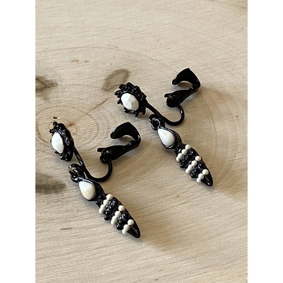 retro vintage clip on beaded drop earrings black white - Picture 7 of 7